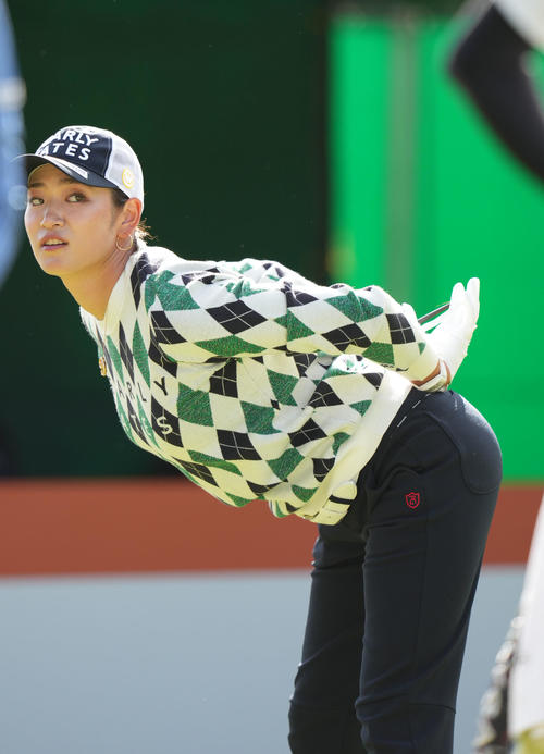 1番、ティーショット前にストレッチをする原（撮影・狩俣裕三）