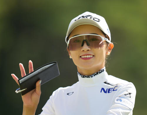 3番、ティーショットを放った後、笑顔を見せる安田祐（撮影・狩俣裕三）