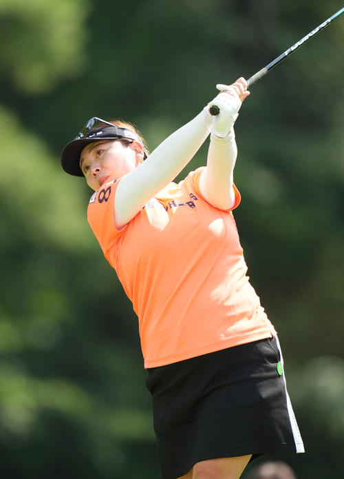 3番、ティーショットを放つ吉田弓（撮影・狩俣裕三）