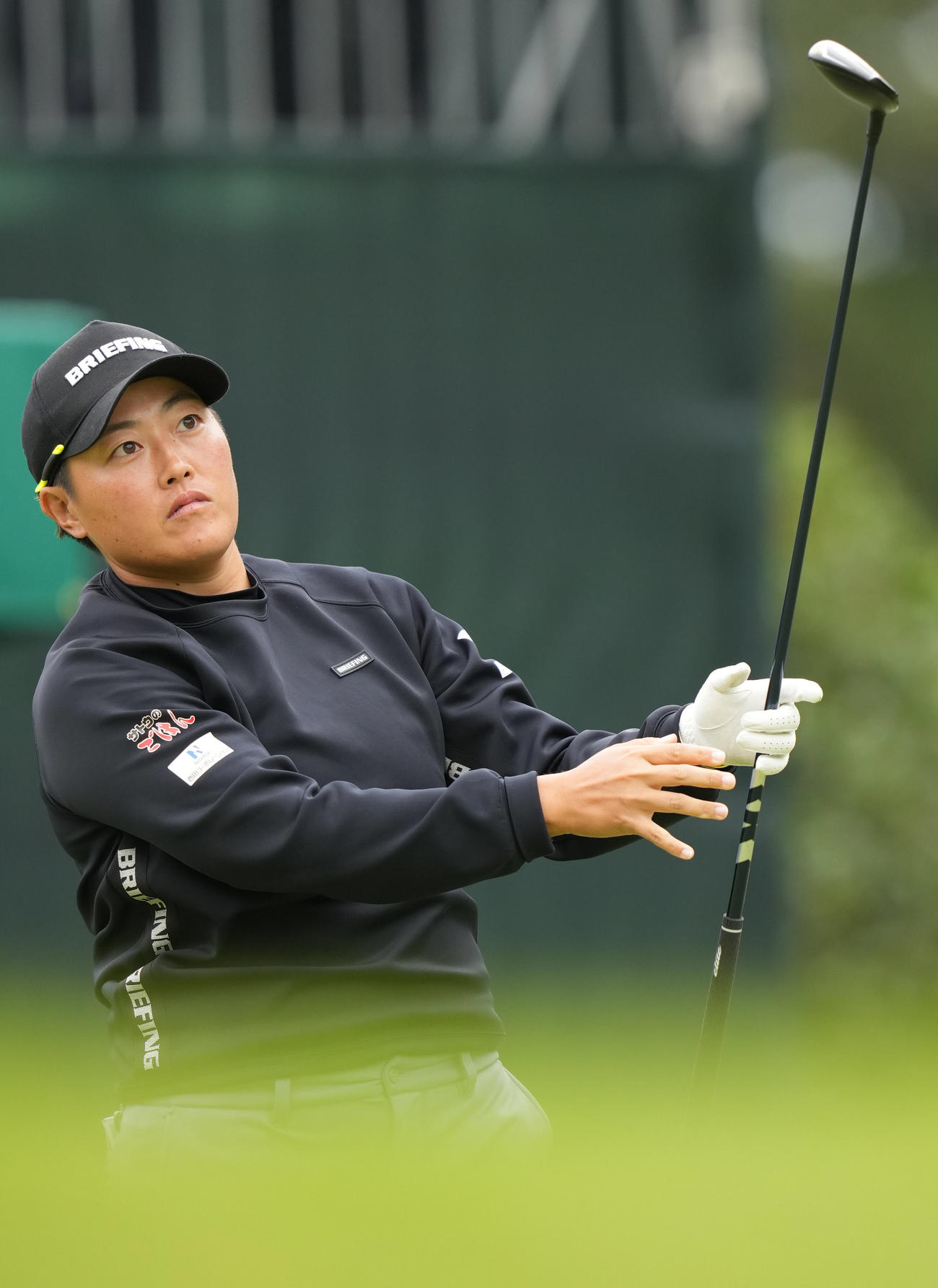 1番、ティーショットを放つ工藤（撮影・狩俣裕三）