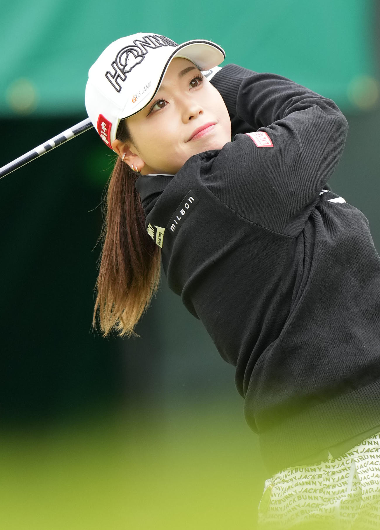 1番、ティーショットを放つ後藤（撮影・狩俣裕三）
