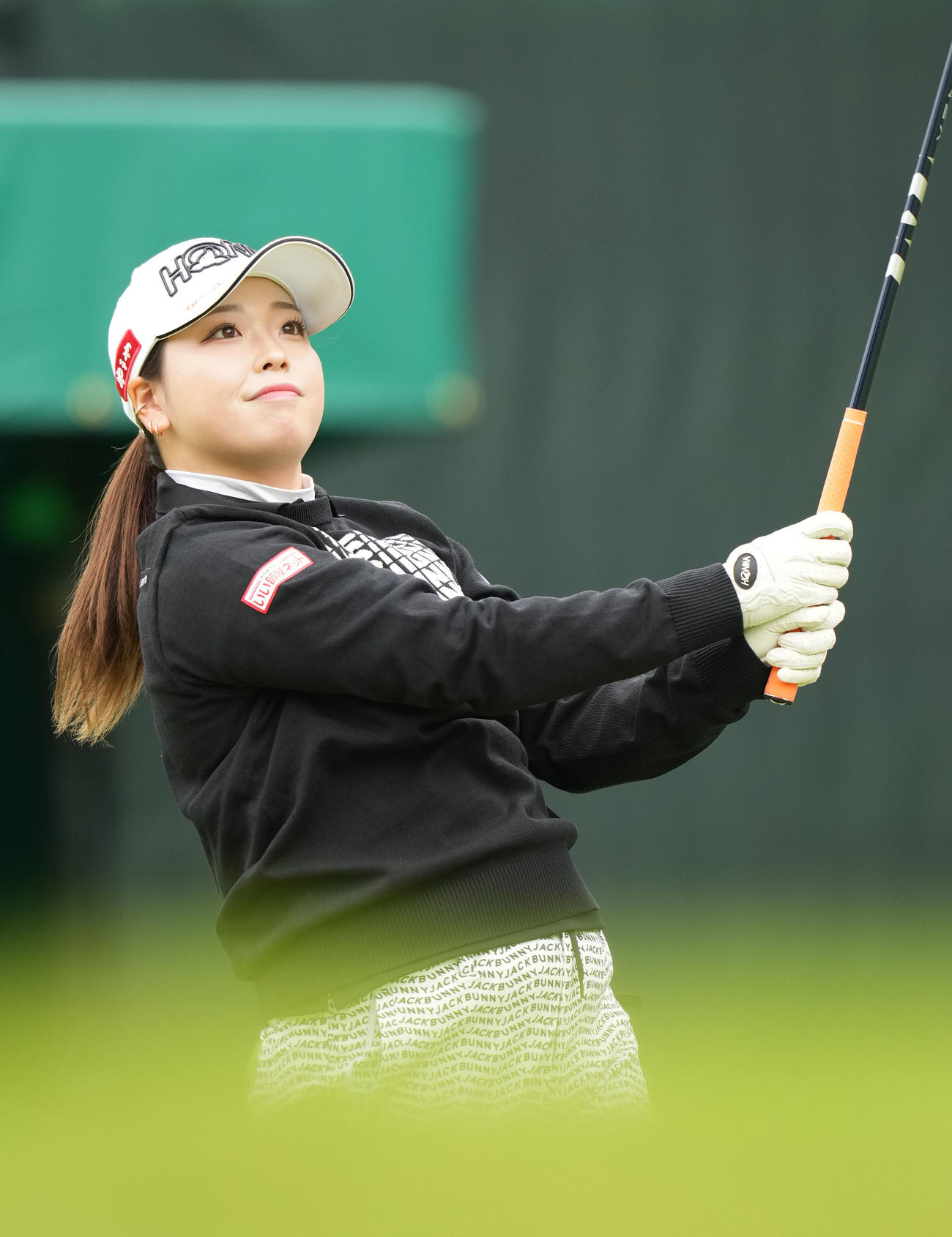 1番、ティーショットを放つ後藤（撮影・狩俣裕三）