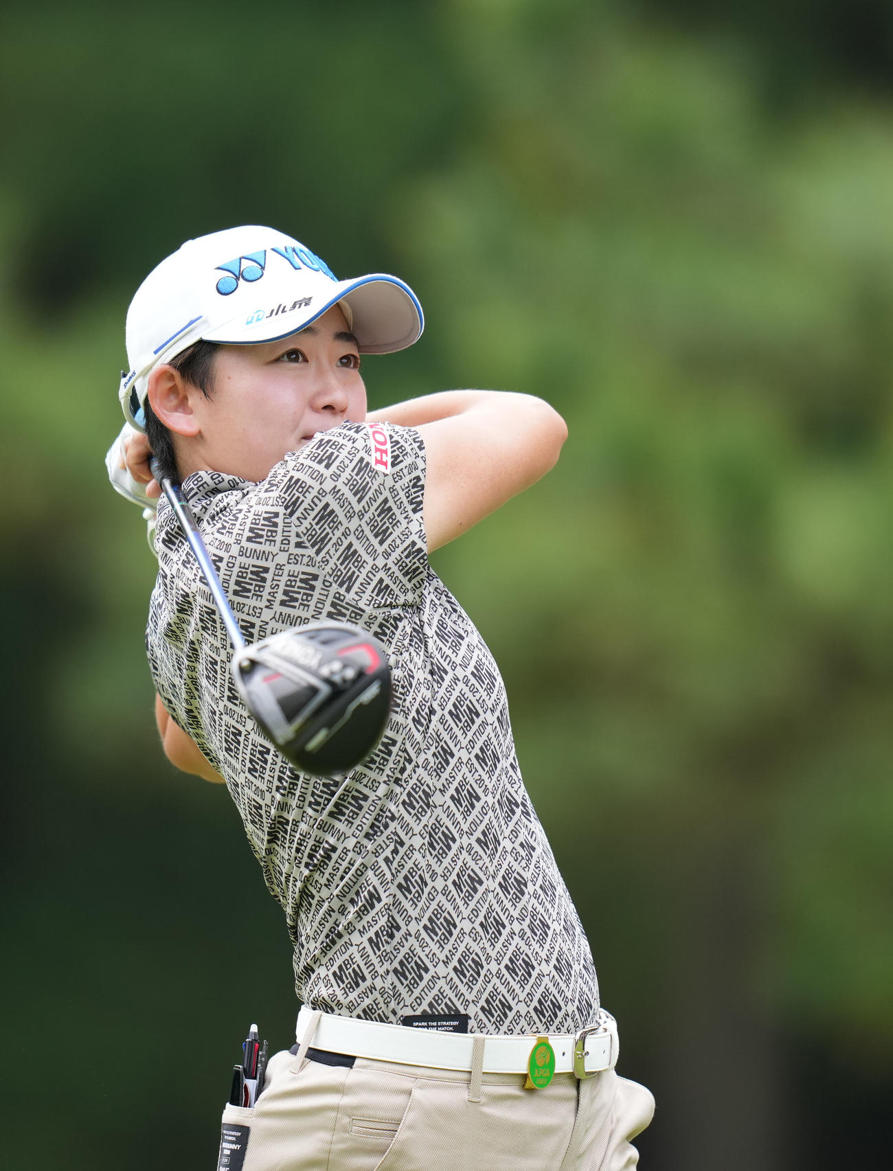 1番、ティーショットを放つ岩井明（撮影・狩俣裕三）