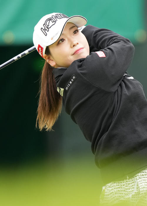 1番、ティーショットを放つ後藤（撮影・狩俣裕三）