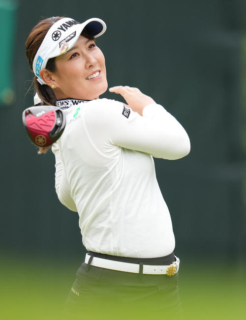 1番、ティーショットを放つ福田（撮影・狩俣裕三）