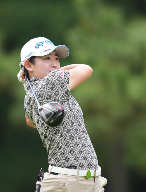 1番、ティーショットを放つ岩井明（撮影・狩俣裕三）