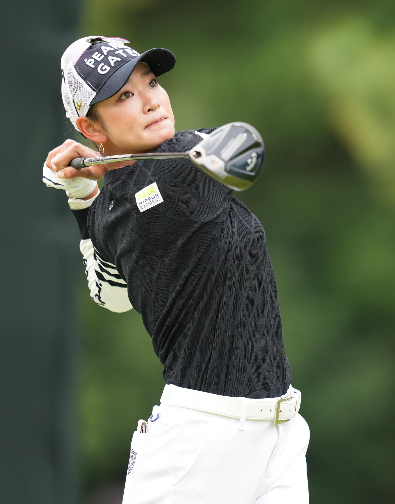 1番、ティーショットを放つ原（撮影・狩俣裕三）