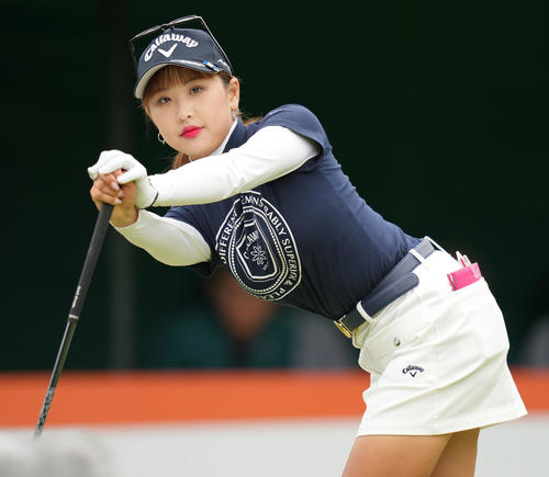 1番、ストレッチをするリ・ハナ（撮影・狩俣裕三）