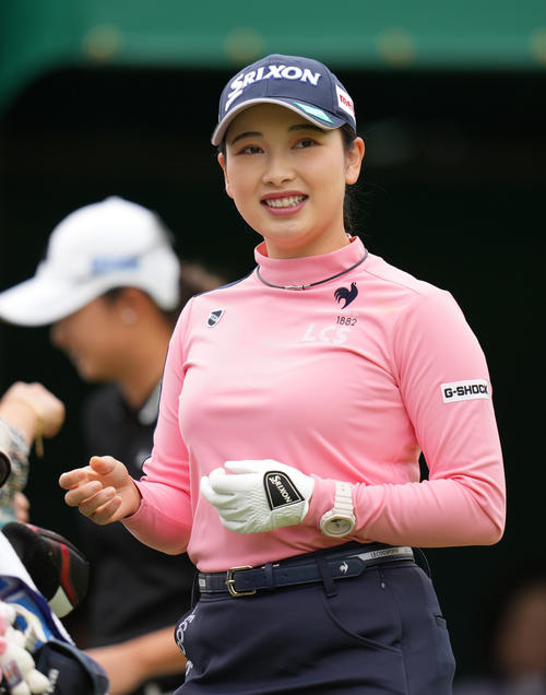 1番、ティーショット前、笑顔を見せる小祝（撮影・狩俣裕三）