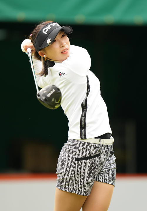 1番、ティーショットを放つ大出（撮影・狩俣裕三）