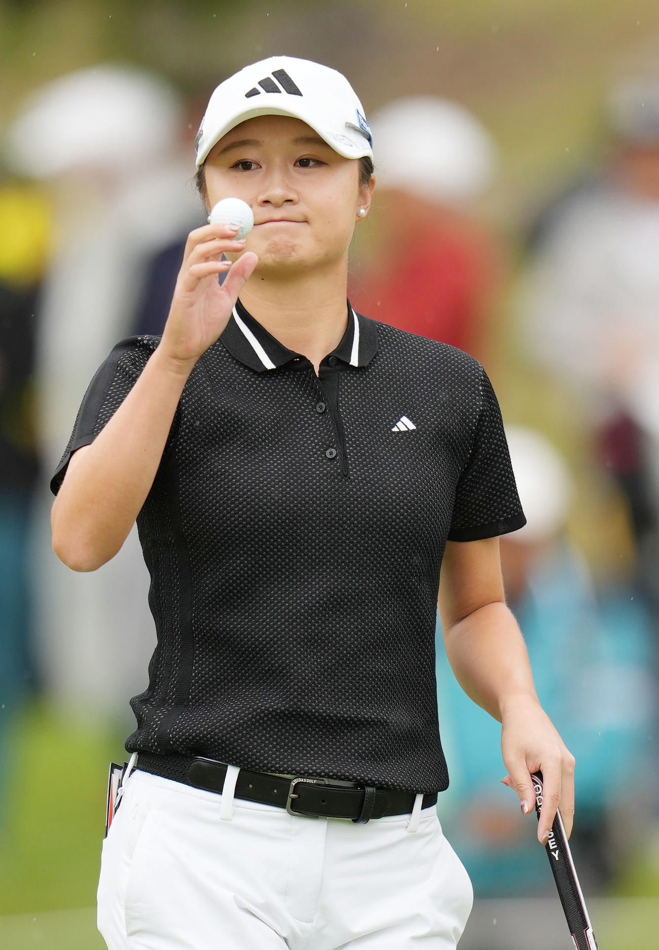 8番、パーパットを沈め、ギャラリーの拍手に応える森田（撮影・狩俣裕三）