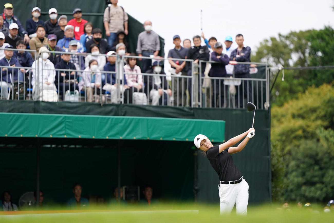 1番、ティーショットを放つ森田（撮影・狩俣裕三）