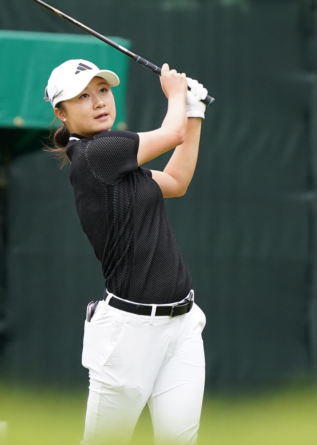 1番、ティーショットを放つ森田（撮影・狩俣裕三）