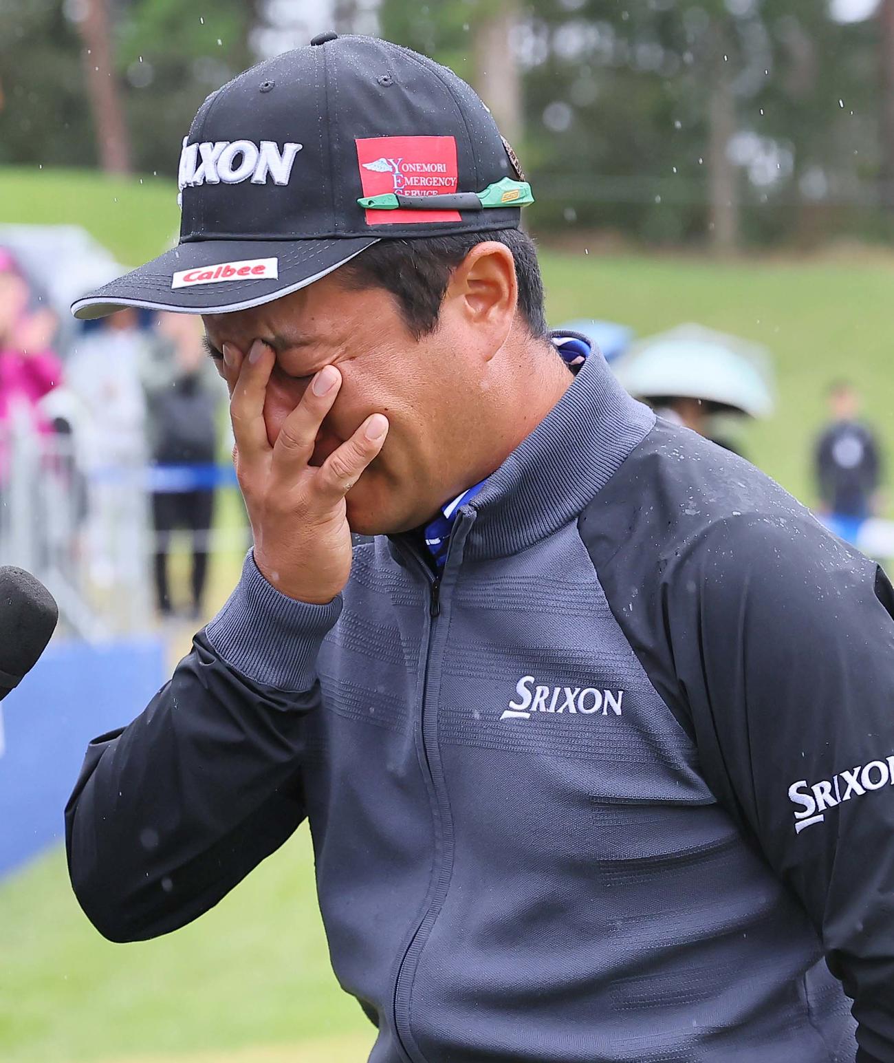 優勝インタビューで涙を流す稲森（撮影・上田博志）