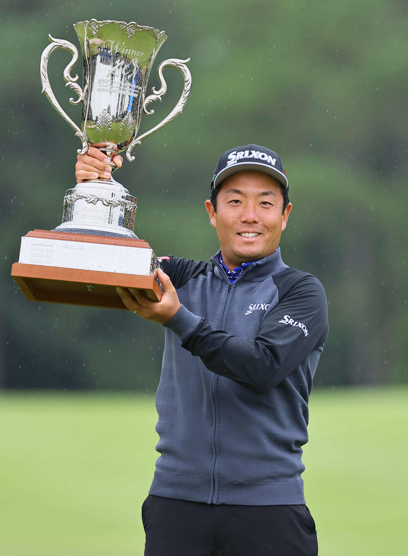 優勝カップを手に笑顔を見せる稲森（撮影・上田博志）