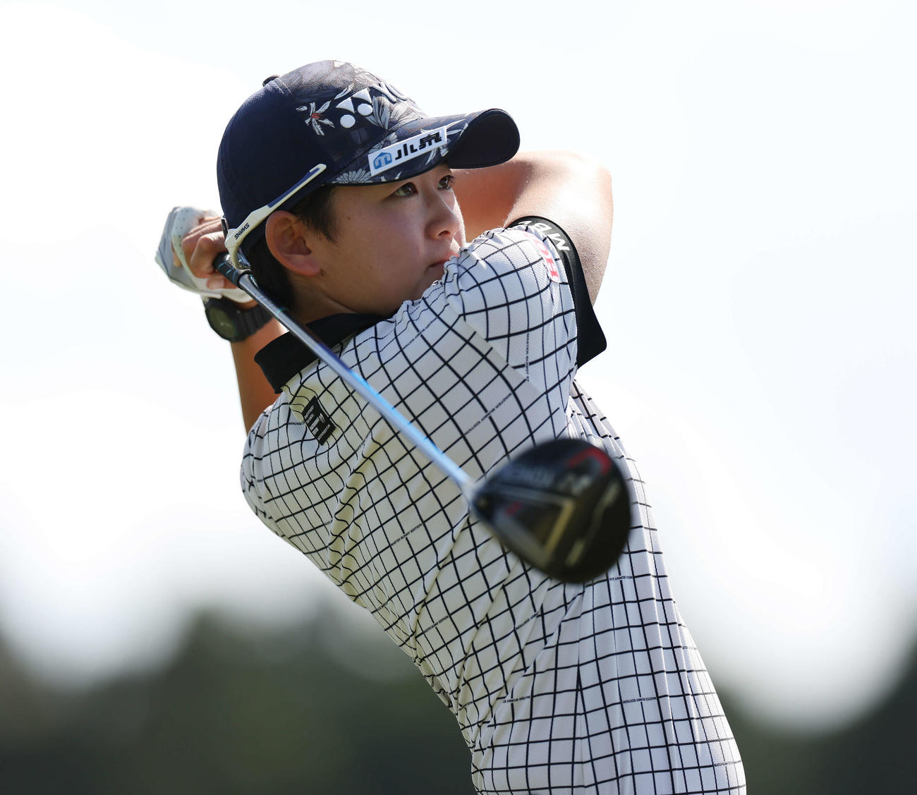 ティーショットを放つ岩井明愛（撮影・宮地輝）