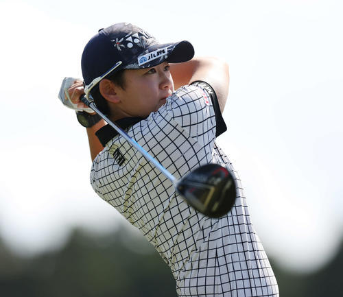 ティーショットを放つ岩井明愛（撮影・宮地輝）