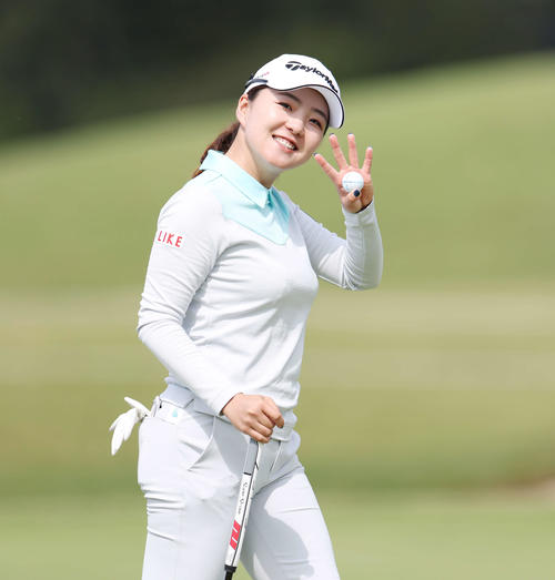 笑顔で手を振る山内日菜子（撮影・宮地輝）
