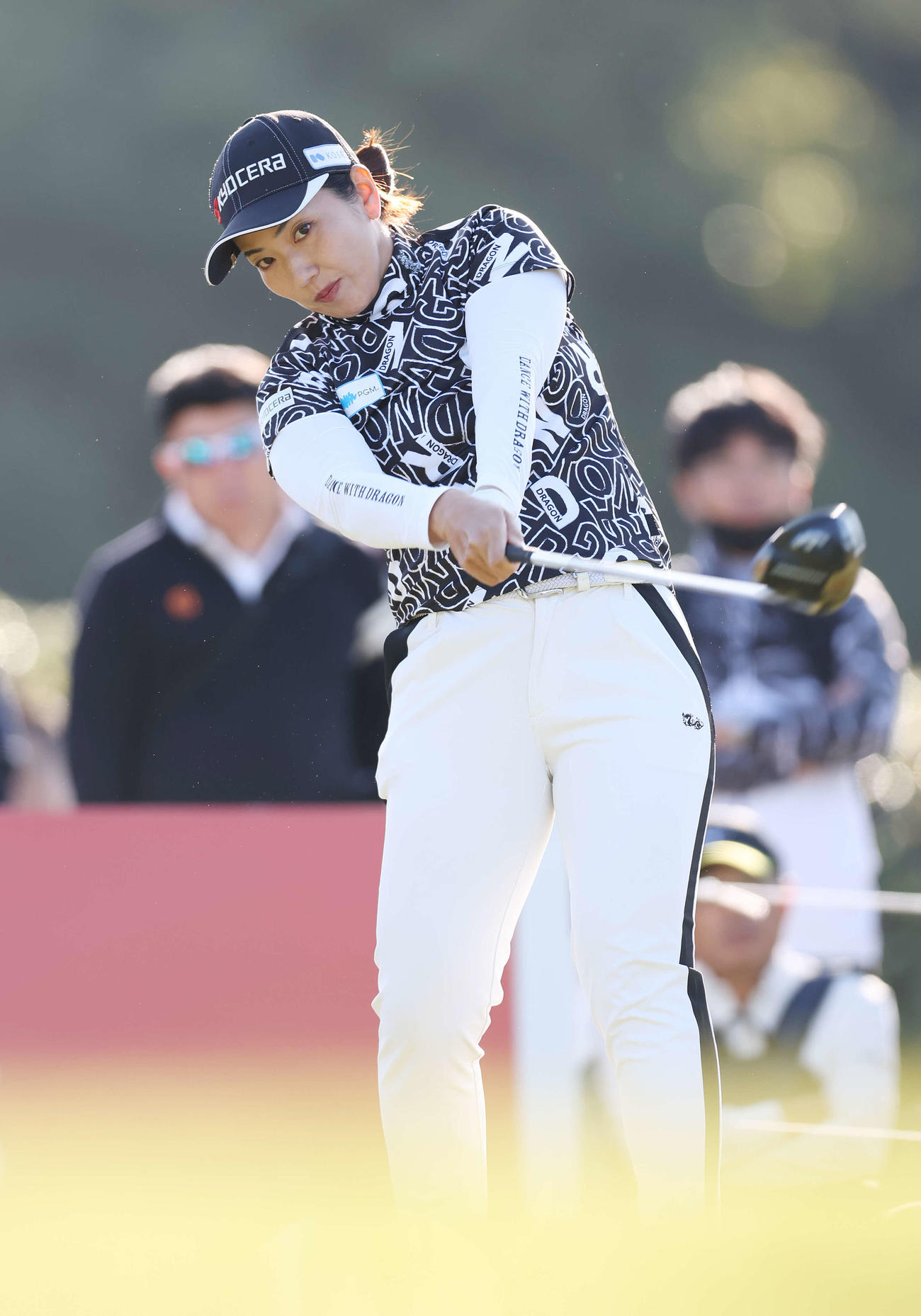10番、ティーショットを放つ笠（撮影・宮地輝）