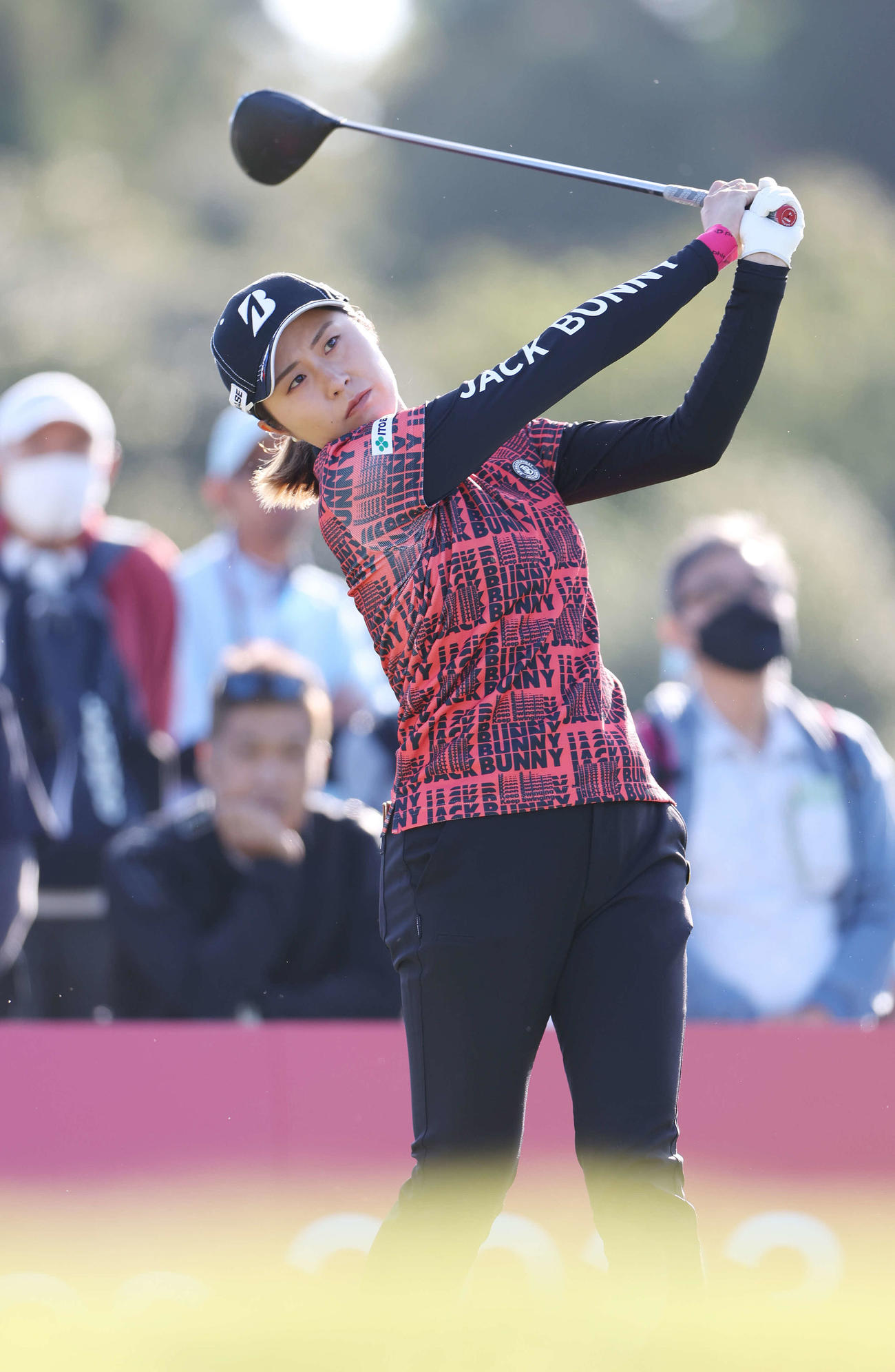 10番、ティーショットを放つ大里（撮影・宮地輝）