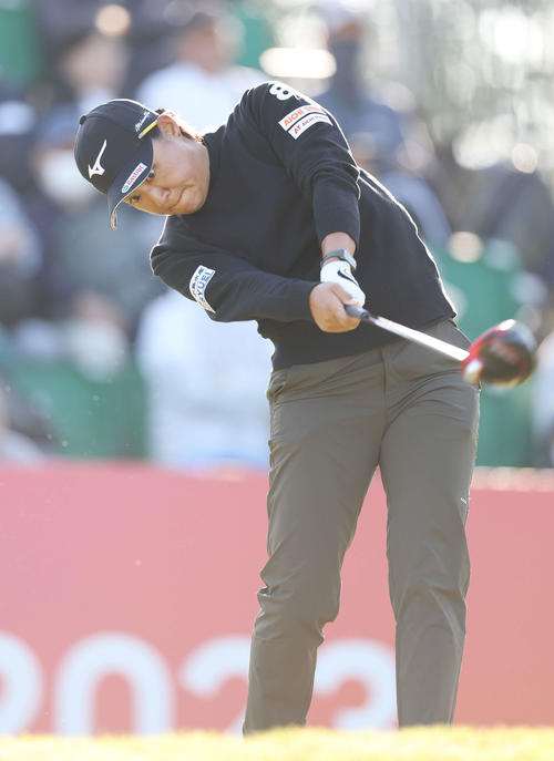 1番、ティーショットを放つ野沢（撮影・宮地輝）