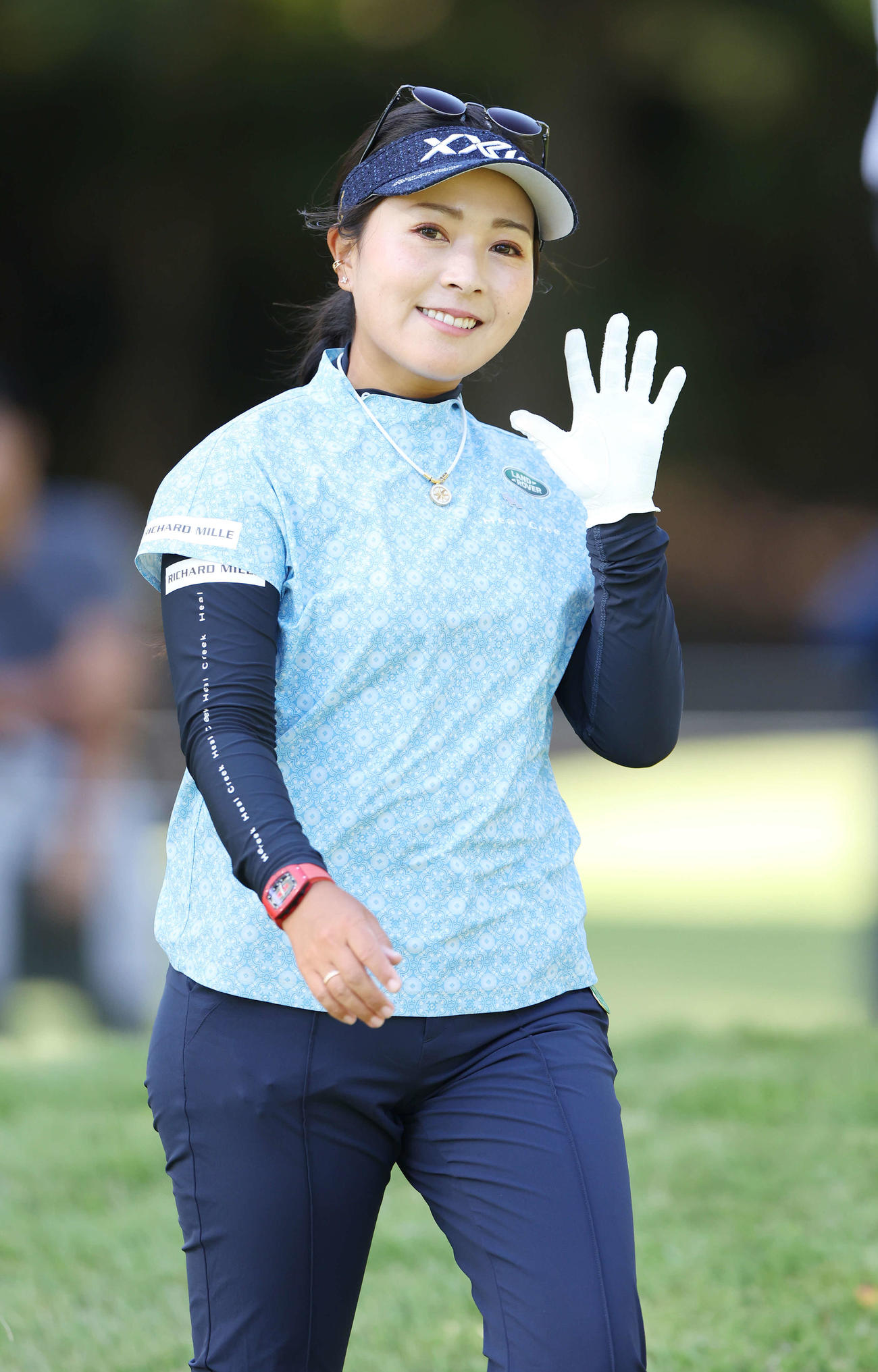 2番、笑顔で手を振る青木（撮影・宮地輝）
