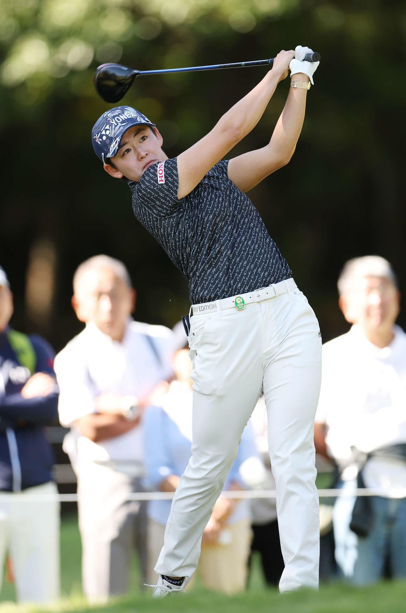 2番、ティーショットを放つ岩井明（撮影・宮地輝）