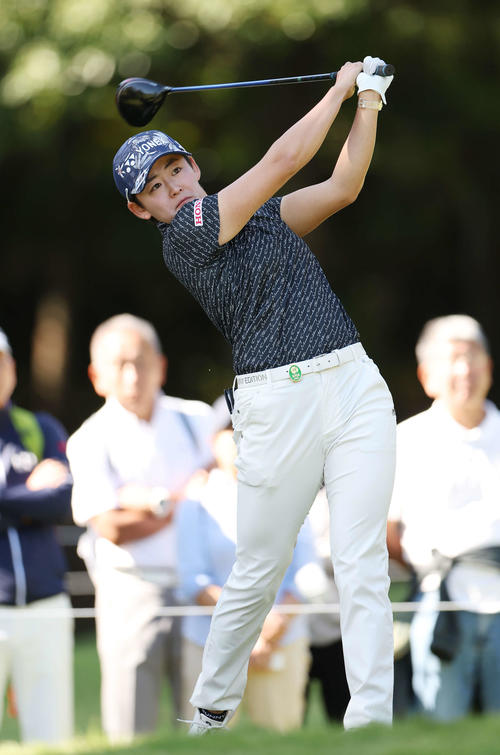 2番、ティーショットを放つ岩井明（撮影・宮地輝）