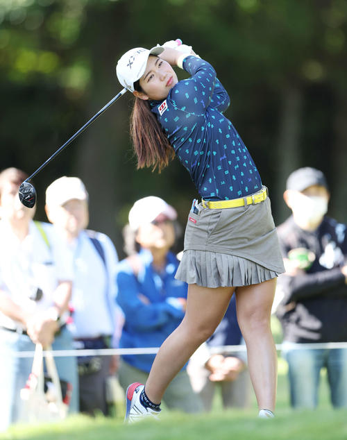 2番、ティーショットを放つ桜井（撮影・宮地輝）