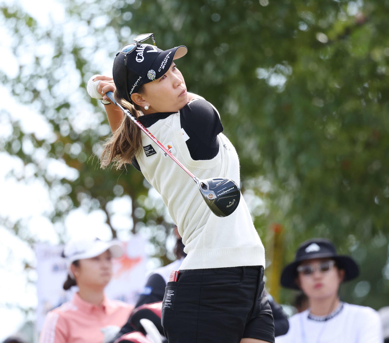 1番、ティーショットを放つ上田桃子（撮影・宮地輝）