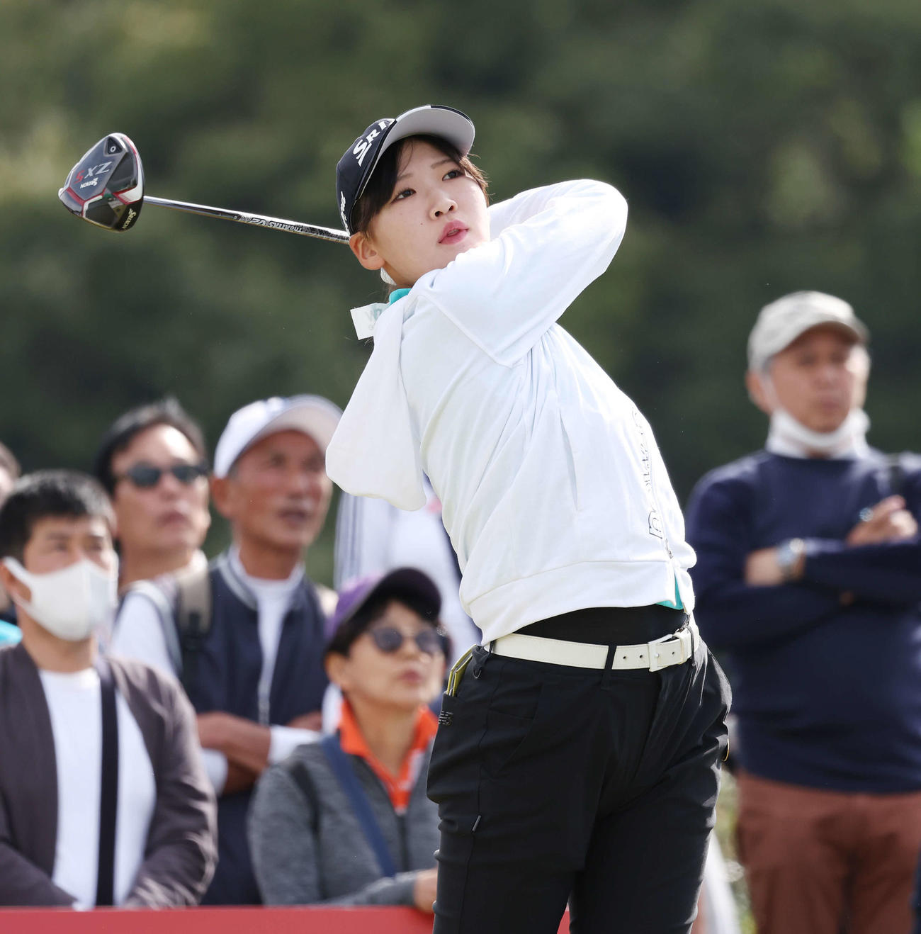 10番、ティーショットを放つ桑村美穂（撮影・宮地輝）