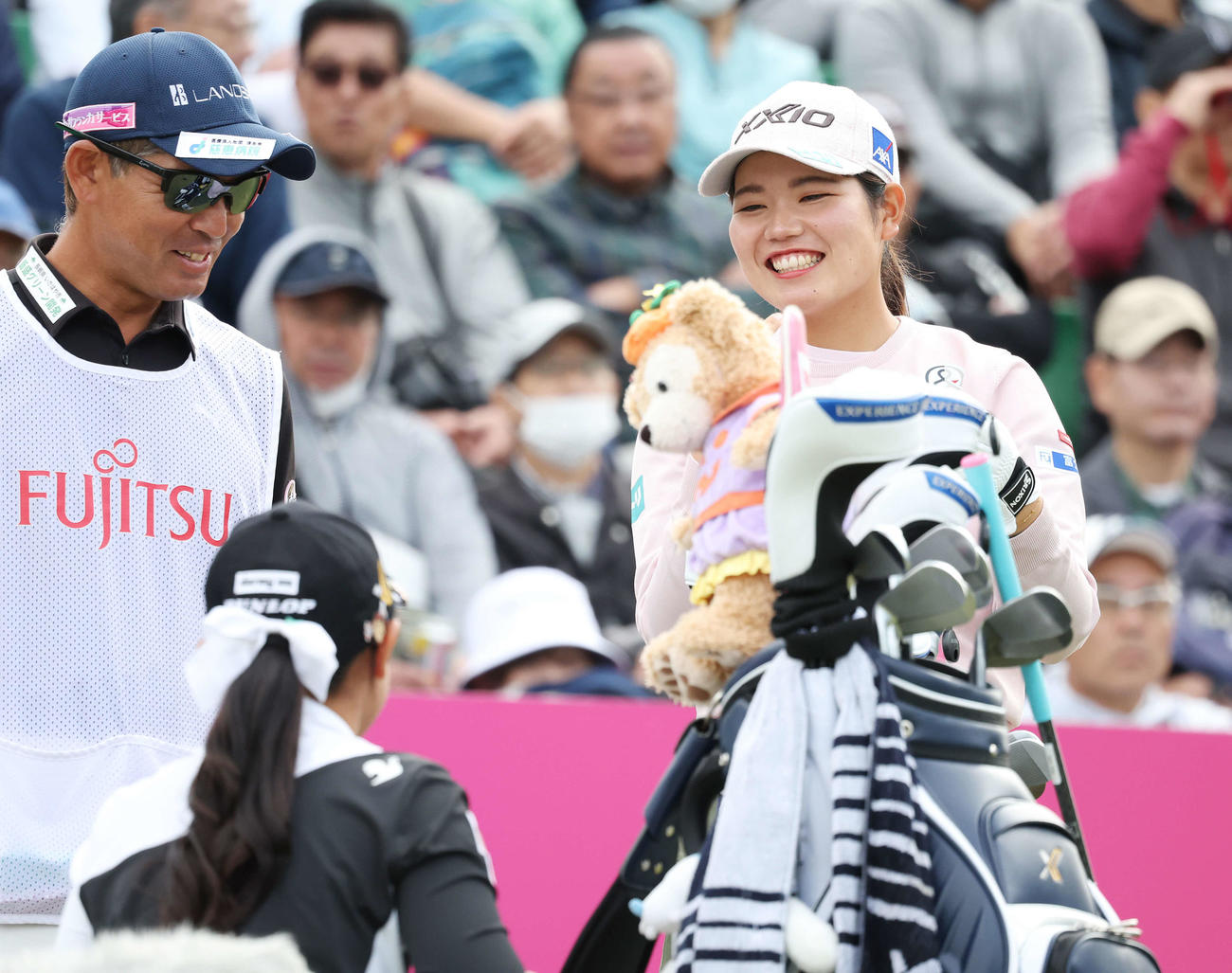 菅沼菜々（手前）と談笑する桜井心那（撮影・宮地輝）