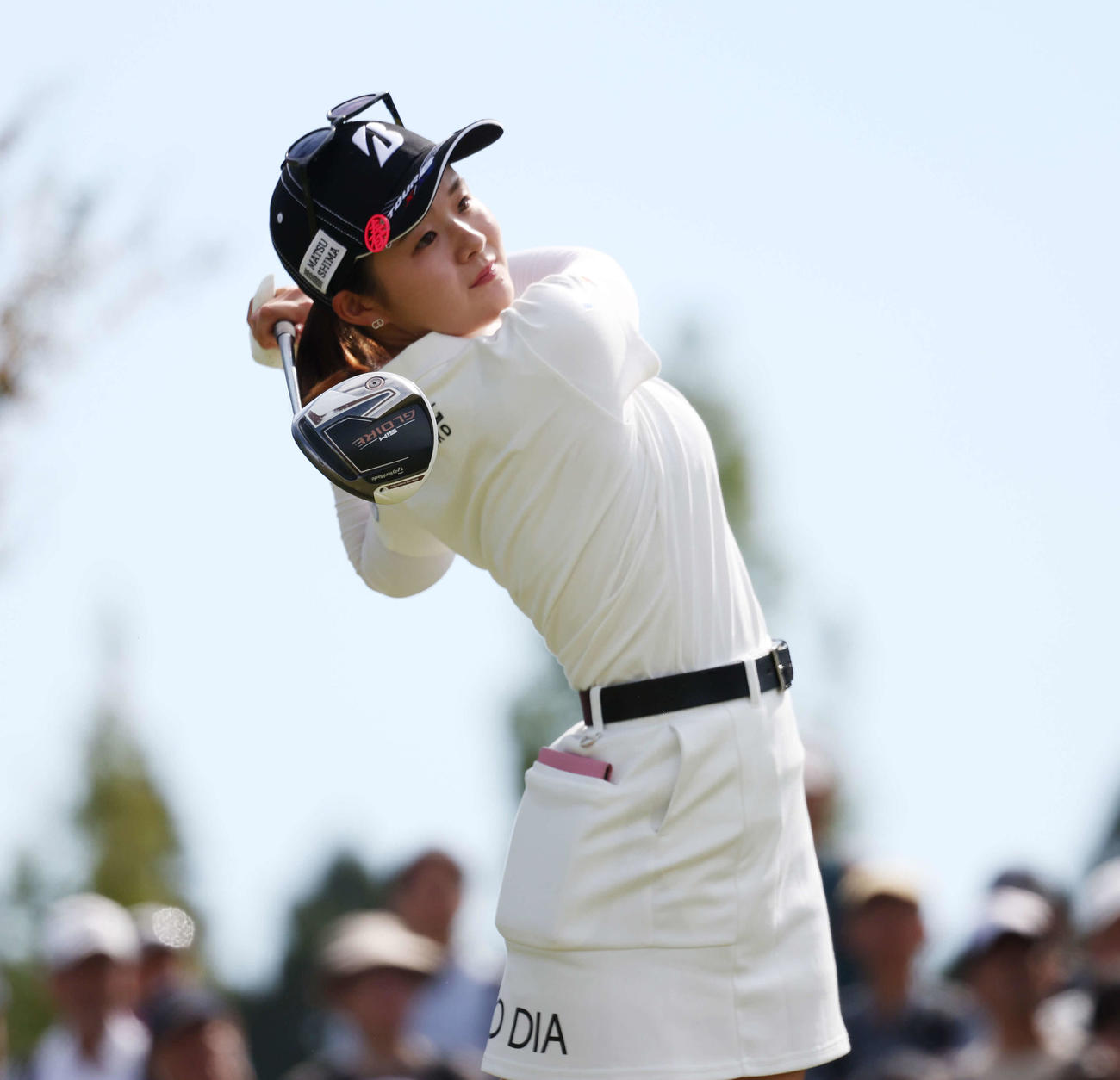 1番、ティーショットを放つ川崎春花（撮影・宮地輝）