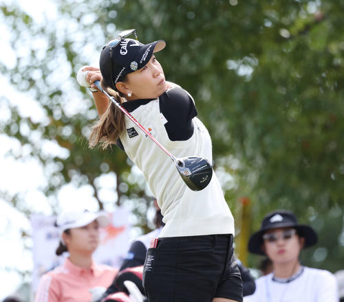 1番、ティーショットを放つ上田桃子（撮影・宮地輝）