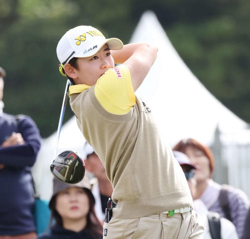 10番、ティーショットを放つ岩井明愛（撮影・宮地輝）