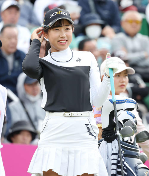1番、笑顔を見せる菅沼菜々（撮影・宮地輝）