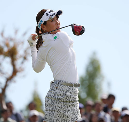 1番、ティーショットを放つ福田真未（撮影・宮地輝）
