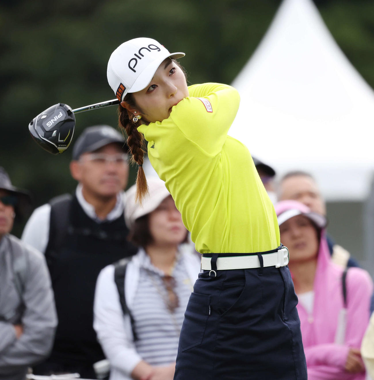 10番、ティーショットを放つ佐久間朱莉（撮影・宮地輝）