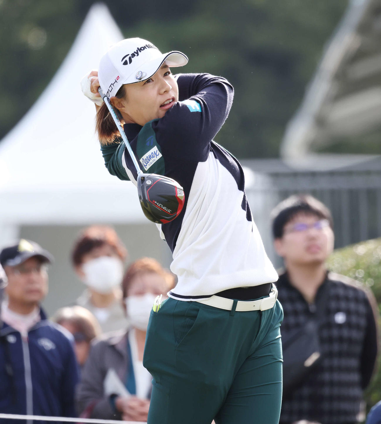 10番、ティーショットを放つ永峰咲希（撮影・宮地輝）