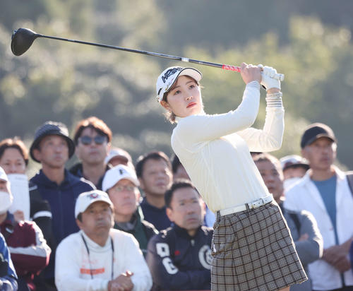 10番、ティーショットを放つ蛭田みな美（撮影・宮地輝）