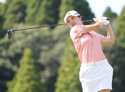 9番、ティーショットを放つ森田遥（撮影・宮地輝）