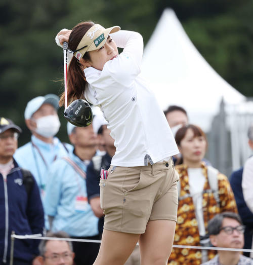 10番、ティーショットを放つ仲宗根澄香（撮影・宮地輝）