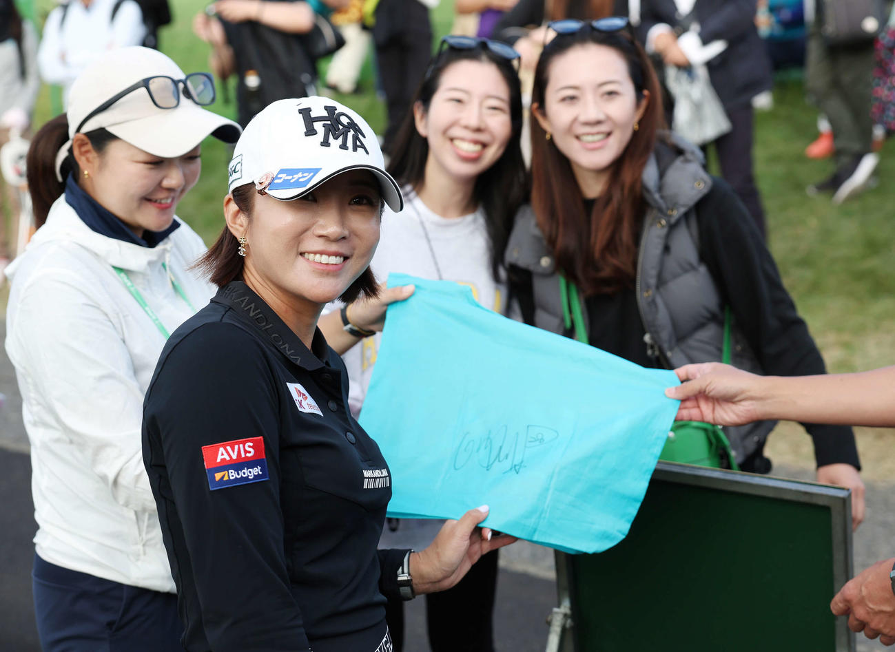 ファンにサインをし、笑顔のイ・ボミ（撮影・宮地輝）