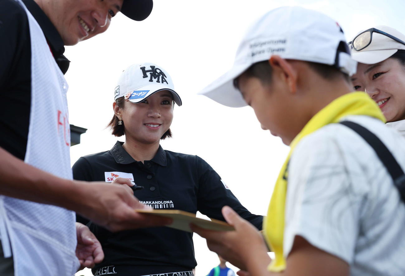 ファンに笑顔でサインをするイ・ボミ（撮影・宮地輝）