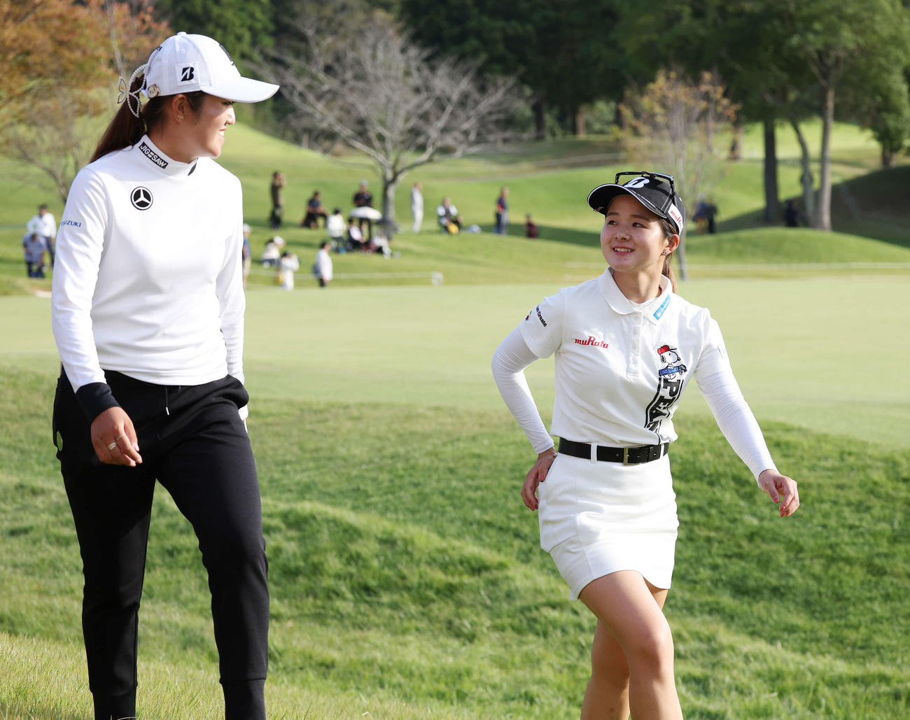 2日目を終え、笑顔で話す稲見（左）と川崎（撮影・宮地輝）