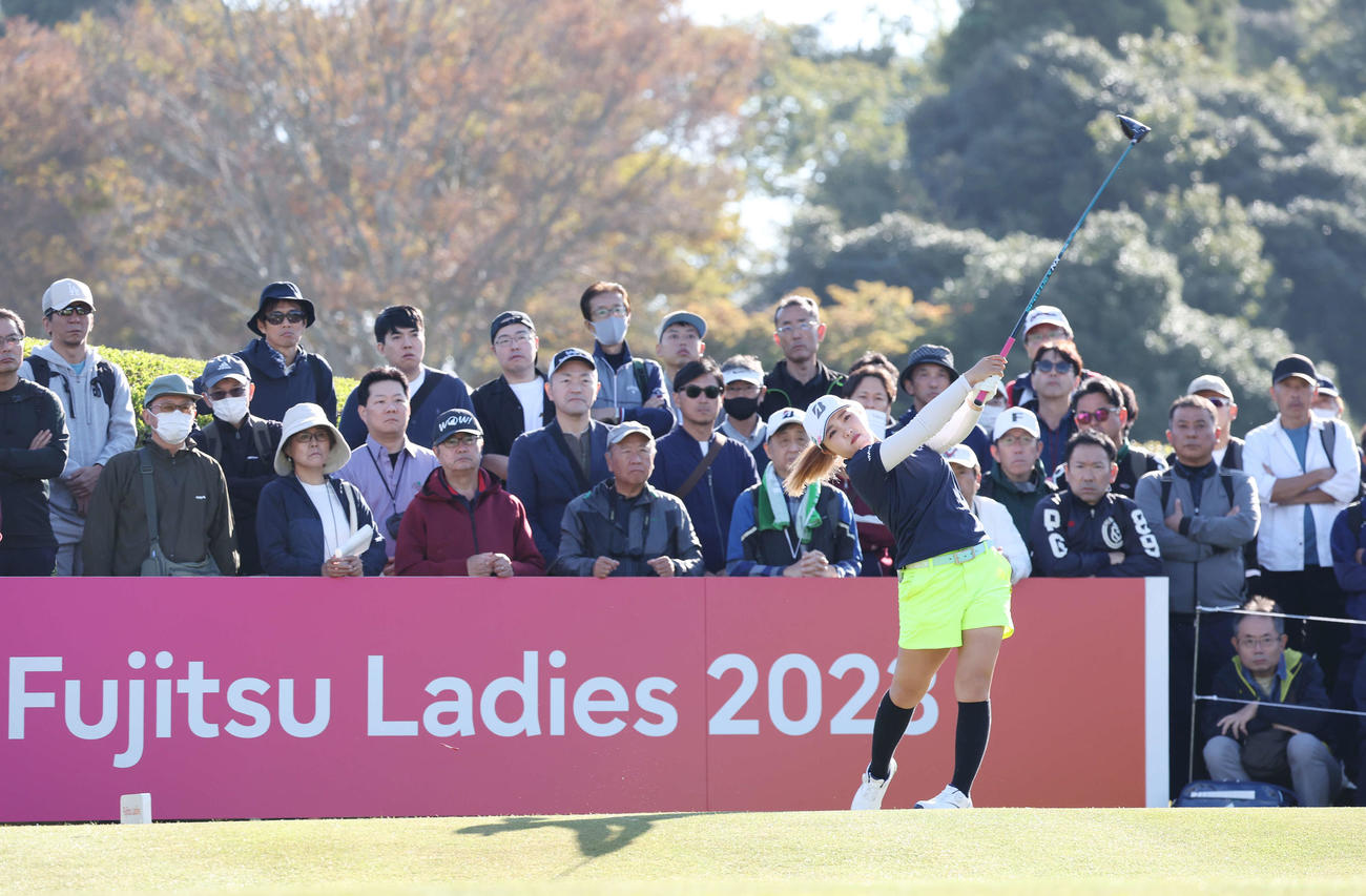 10番、大勢のギャラリーが見つめる中、ティーショットを放つ古江（撮影・宮地輝）