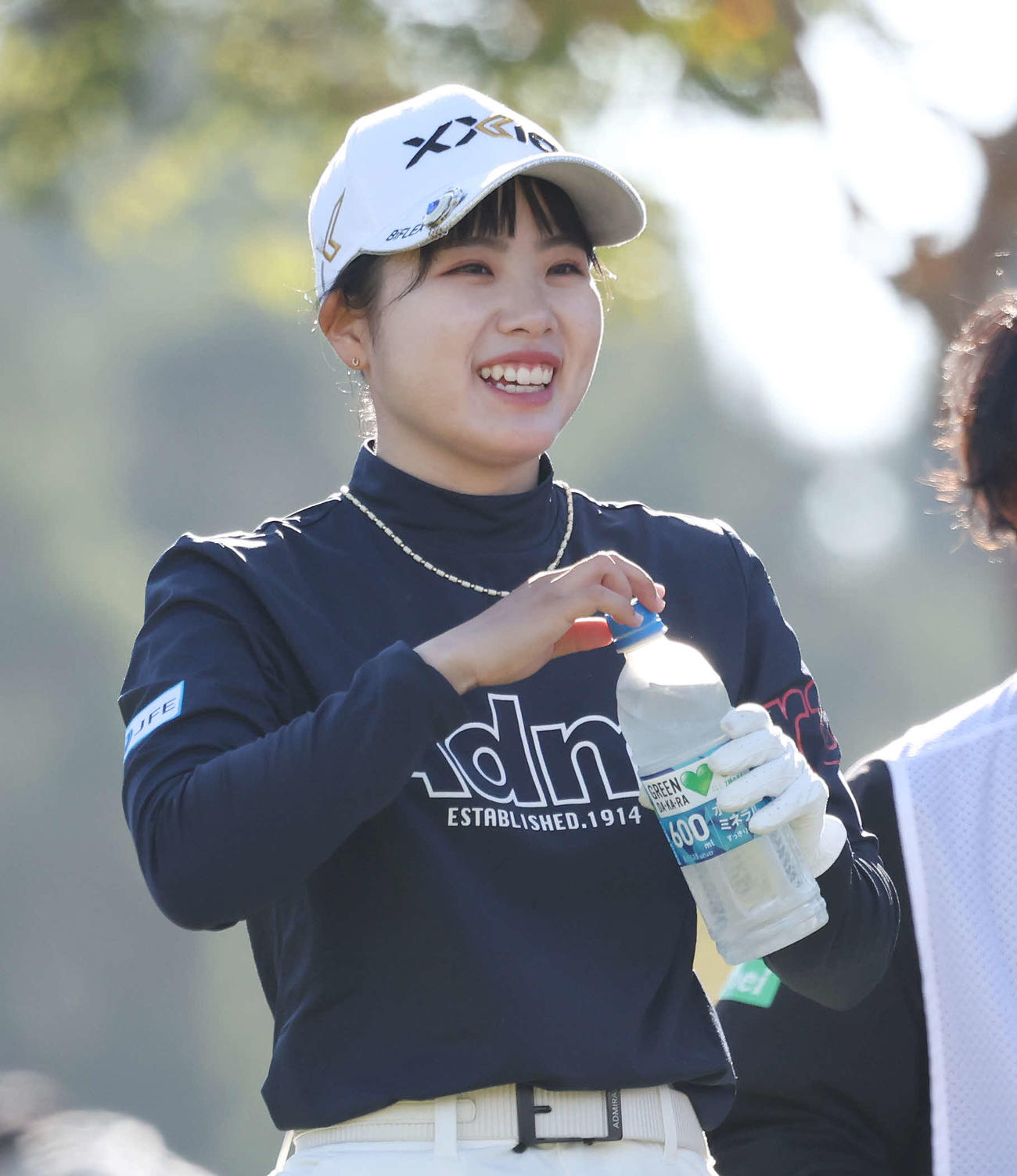 笑顔を見せる尾関（撮影・宮地輝）