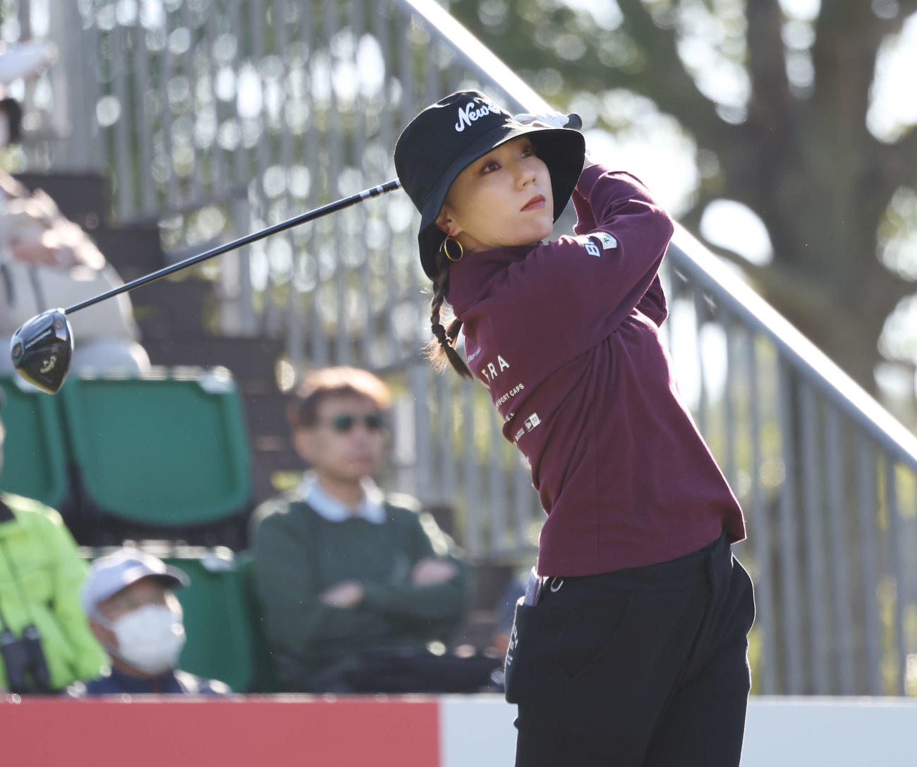 1番、ティーショットを放つ宮田（撮影・宮地輝）