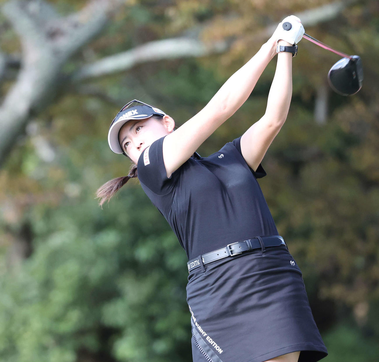 16番、ティーショットを放つ岩井千（撮影・宮地輝）