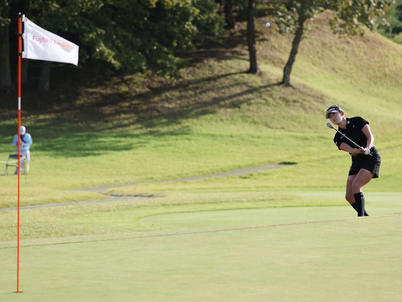 18番、アプローチショットを放つ岩井千（撮影・宮地輝）